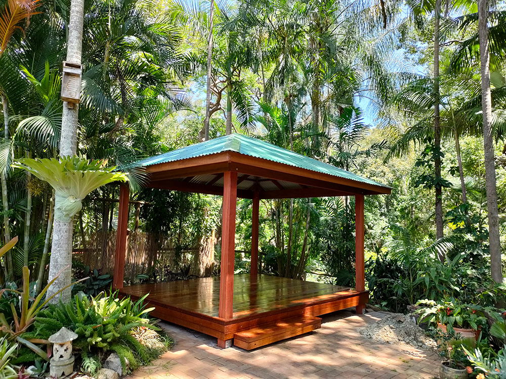 This Gazebo featues Solid Spotted Gum Posts, F27 Spotted Gum roof framing and elevated deck over brick pavers with a Merbau deck.