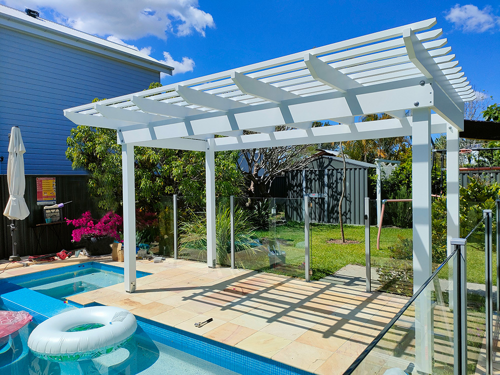 This Modern Style pergola with no side overhang and longer front overhang looks lovely set beside the pool at this residence in Yeerongpilly. This picture has been taken before the side screening was added.